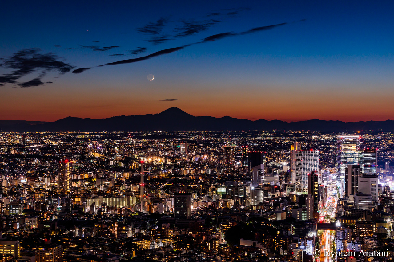 ブルーモメントと月